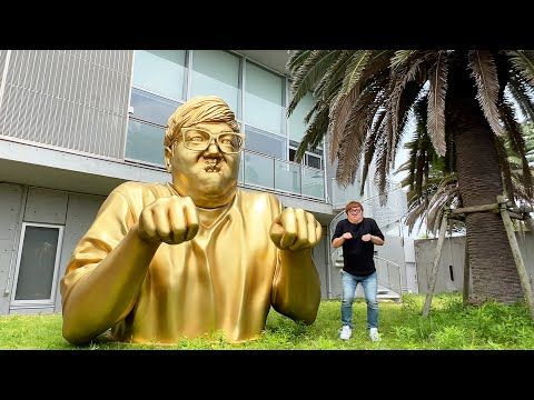 ヒカキン「壮大な無駄遣い」3mの巨大な金ピカ“ヒカキン像”をはじめしゃちょーの3億円豪邸にドッキリ設置の画像