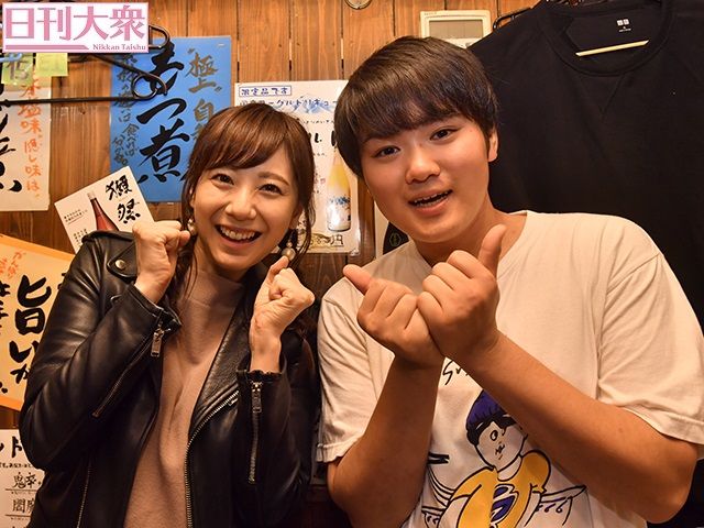 麻美ゆま（左）とラーメンユーチューバーSUSURU