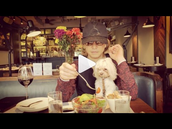 YOSHIKI、愛犬とのほほ笑ましいランチ動画に「我が子みたい」の声もの画像