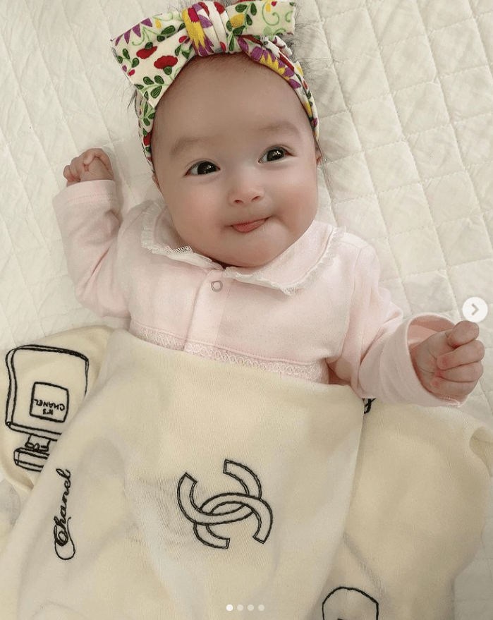 川崎希の長女、“生後4か月”でシャネル＆エルメスデビュー！「値段みずに買ったら…」の画像