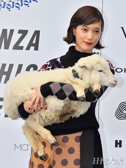 本田翼“子羊抱っこ”のかわいすぎるコラボで、会場のファンを魅了の画像
