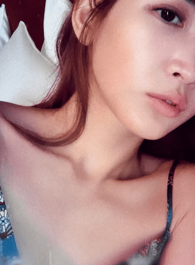 紗栄子、セクシーな“デコルテ強調ショット”に反響「大人な色気」「お肌ツヤツヤ」の画像