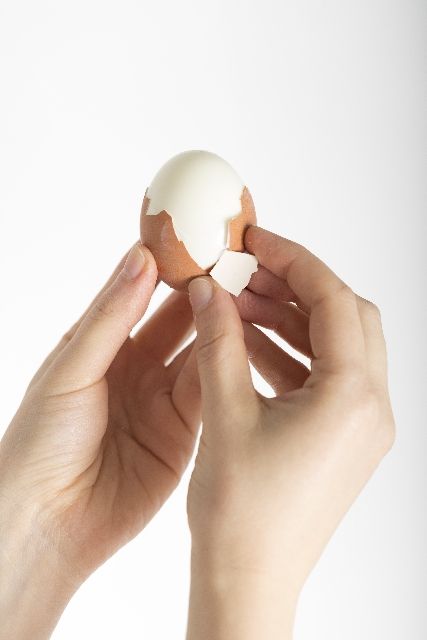 【動画】超簡単！ ゆで卵を「一瞬でつるん」と剥いちゃう裏技の画像