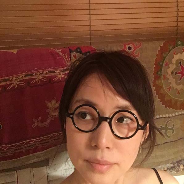 石田ゆり子、“老眼鏡”姿が美しすぎると話題に「アラフィフなんて絶対ウソ！」の画像