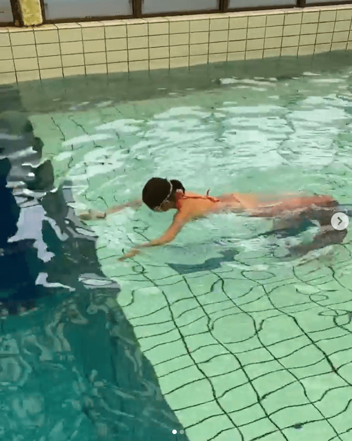 岡副麻希、“人魚水着”で泳ぐ動画が「まるでアリエル」と話題にの画像