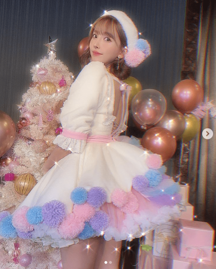 三上悠亜、“クリスマスプリンセス風”ドレスで美背中チラリ「お人形さんみたい」の画像