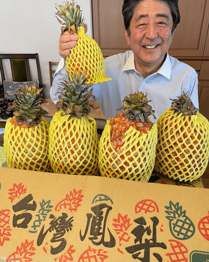 安倍晋三前首相、“破顔一笑”近影公開「パイナップルに負けん」「さすが上級国民」賛否！の画像