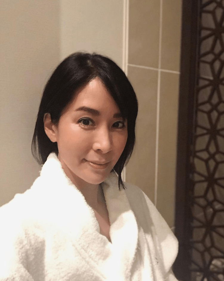 内田恭子アナ、胸元ばっくり‟ピタピタのウェア姿”に「ウッチーは老けない」「レオタードですね」の声の画像