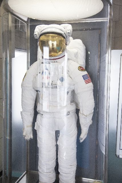 アメリカ製「宇宙服」１着の驚きのお値段の画像