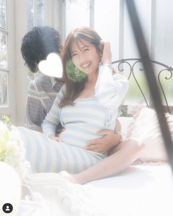 舟山久美子、第1子妊娠！“夫と2ショット”でお腹ふっくらフォト公開の画像