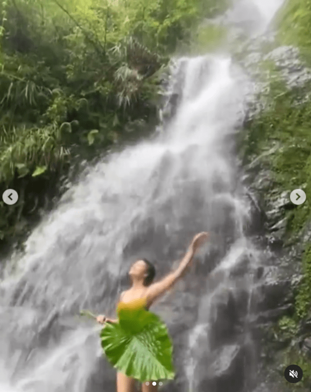 森星、ハイレグ水着に葉っぱ1枚で大胆露出！豪快すぎる“滝行動画”の画像