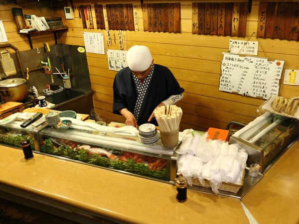 食べたいものをちょっとつまむ…目利きの寿司が楽しめる立ち食い「いさ美寿司」の画像