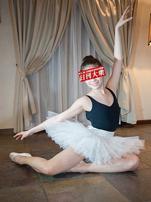 ローザンヌ国際バレエコンクール出場の世界的バレリーナが超開脚ヘアヌードを公開！の画像