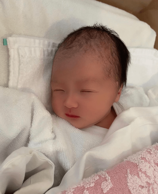川崎希＆アレク第2子が「新生児なのに超美人！」と話題も、“赤ちゃん加工”に賛否の画像