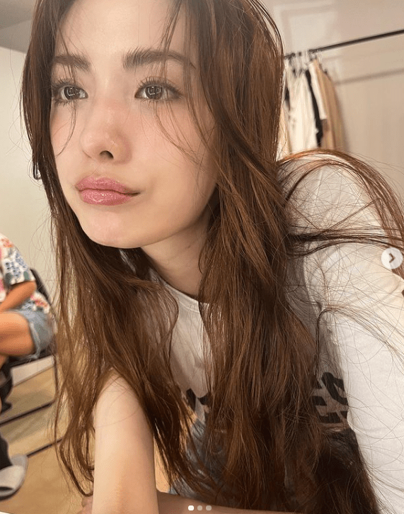 「世界一の美女」元AFTERSCHOOL韓国女優ナナ“胸元＆ウエスト露出ニット”に「大丈夫？」の声！の画像