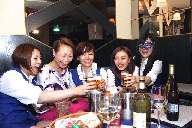 メジャーデビュー記念“飲みドル”チャッキーズが上野湯島で名物ママに突撃！の画像